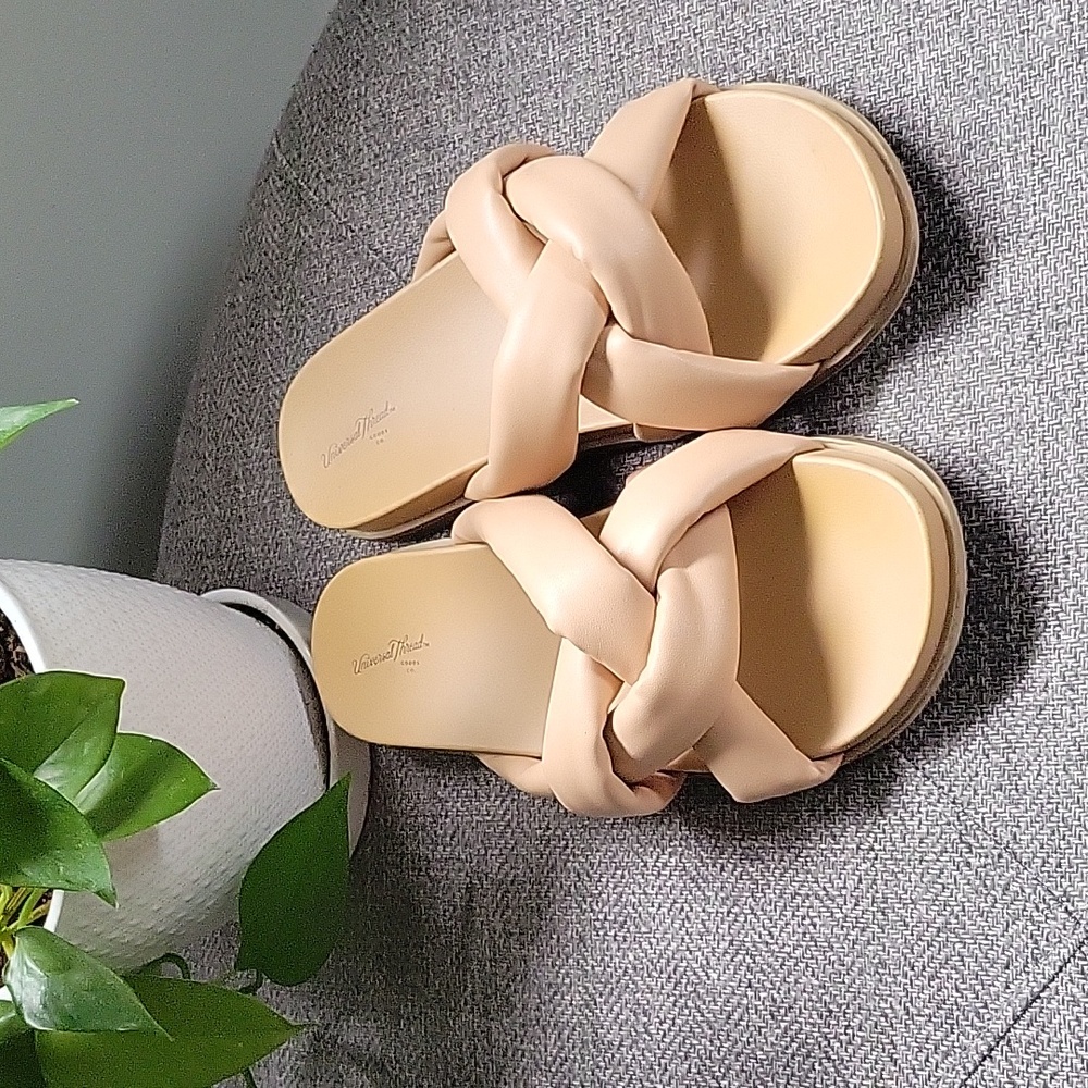 2/$15 Universal Threads Cosette Sandals 8